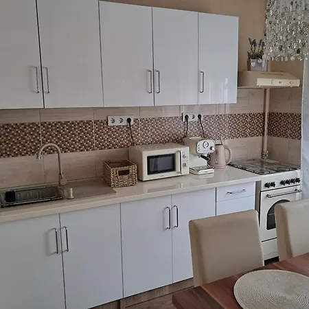 Erna Apartment *
