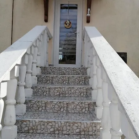 Erna Apartment *